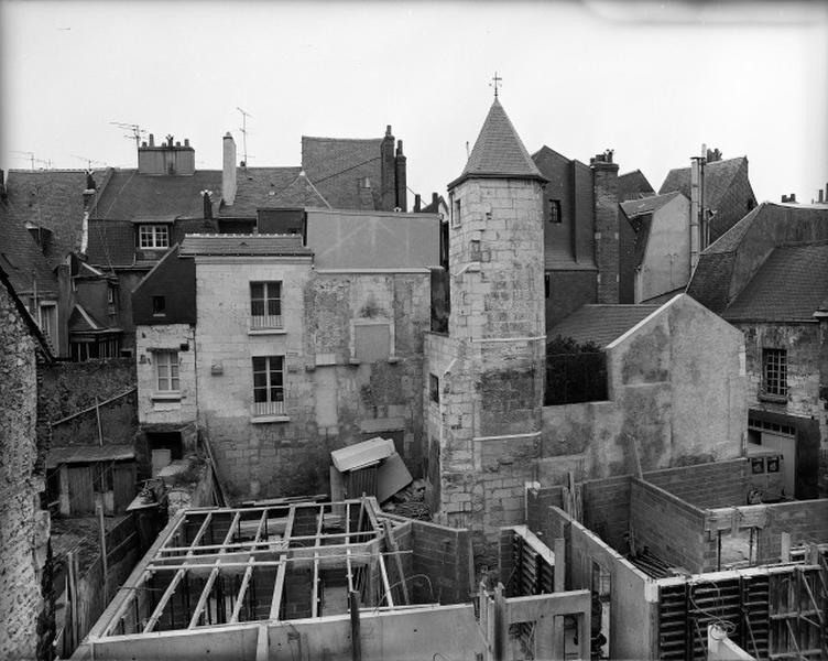 Tourelle d'escalier, seule partie conservée de la maison : vue prise depuis le deuxième étage du 5, rue du Serpent-Volant.