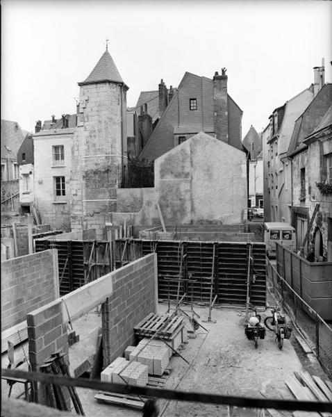 Tourelle d'escalier, seule partie conservée de la maison : vue prise du deuxième étage du 5, rue du Serpent-Volant.