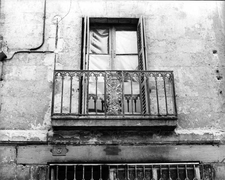 Façade sur rue, premier étage : détail garde-fou en fonte.