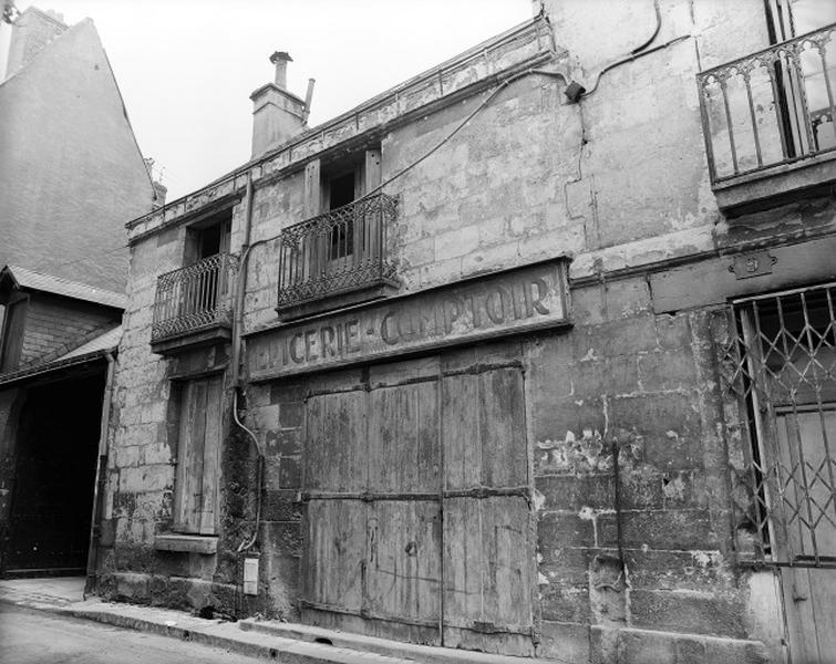 Façade antérieure sur rue, avec enseigne 'épicerie comptoir'.