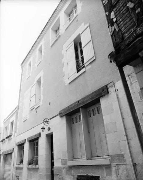 Façade sud sur la rue des Balais.