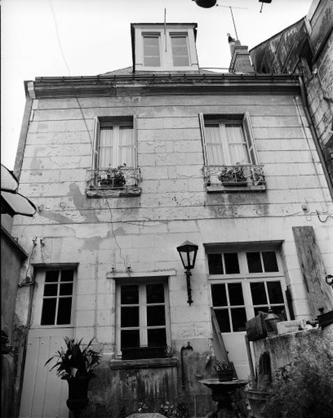 Façade sud sur rue, maison en fond de parcelle.