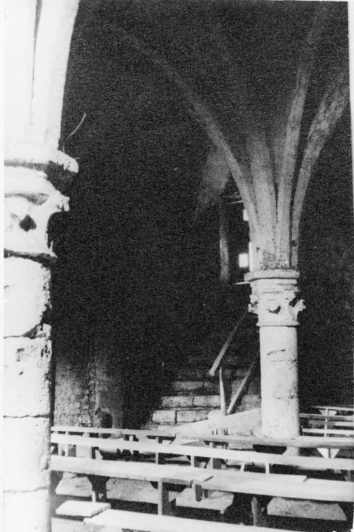 La cave du théâtre photographiée avant sa démolition : voûtes et escalier d'accès. (Archives départementales du Loir-et-Cher, Blois, fonds Lesueur, F. 2133).