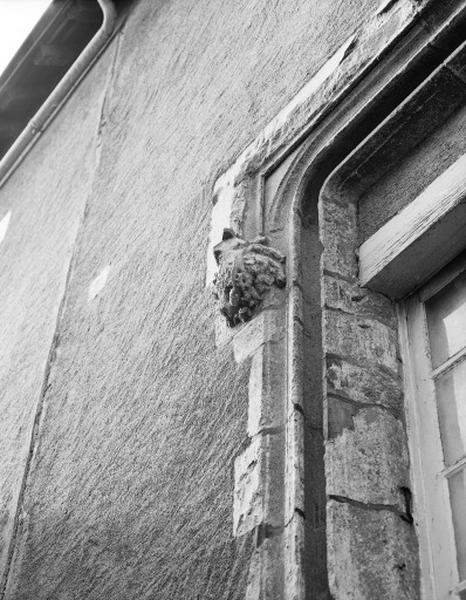 Bâtiment nord, façade sud. Fenêtre du 1er étage (droite), détails : larmier et culot.