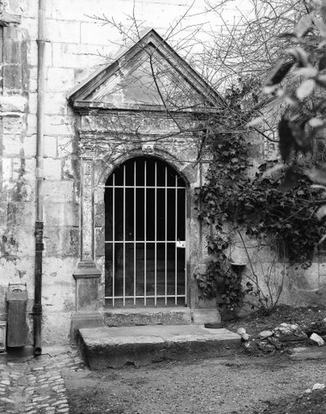 Bâtiment nord, façade sud. Détail : porte de l'escalier.