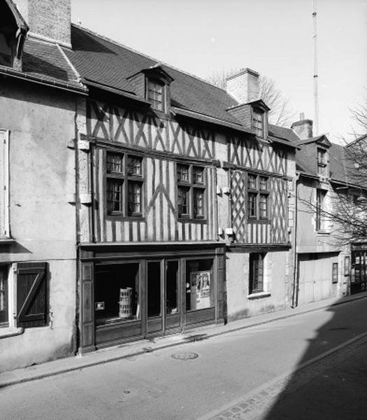 Façade sur rue, vue d'ensemble.