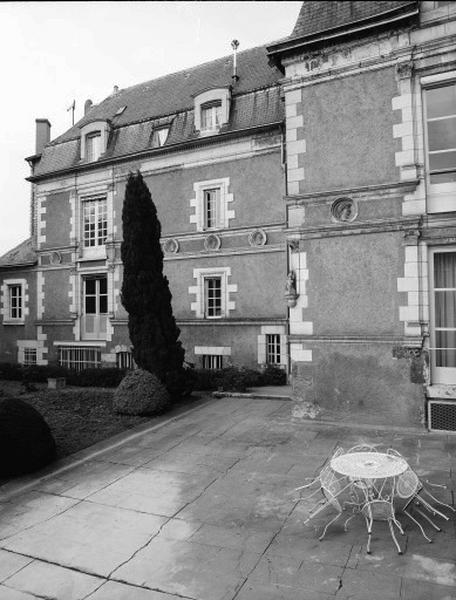 Bâtiment ouest, façade est. Pavillon nord-est, façade est.