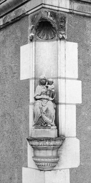 Pavillon nord-ouest, angle sud-est. Détail : niche et statue, Vierge à l'Enfant (remploi, provenance inconnue).