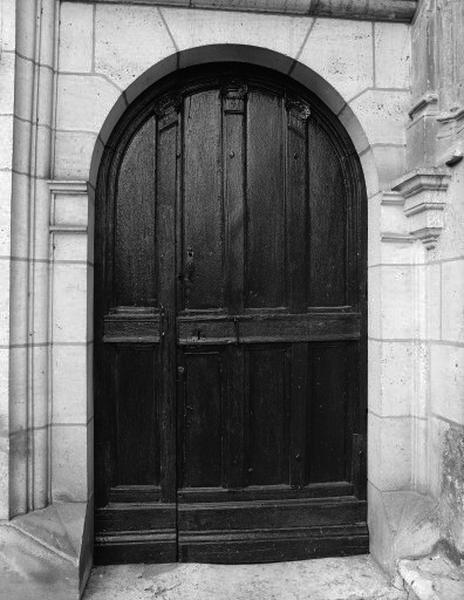 Bâtiment ouest, façade est, détail : porte de l'escalier.