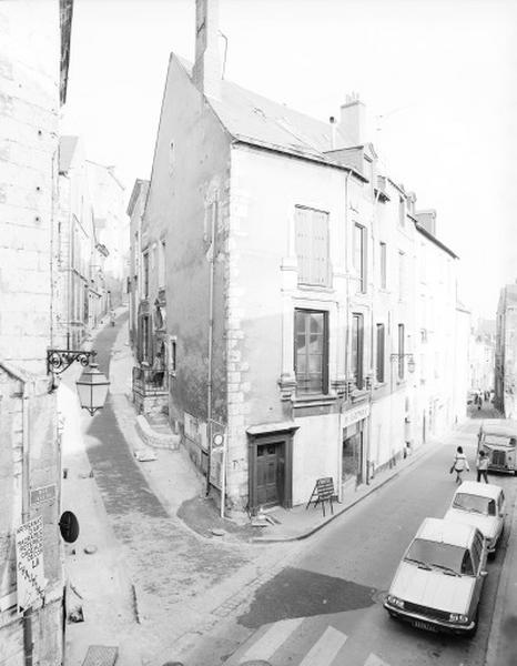 Vue d'ensemble : pignon nord sur rue Pierre de Blois. Façade ouest sur rue des Juifs.