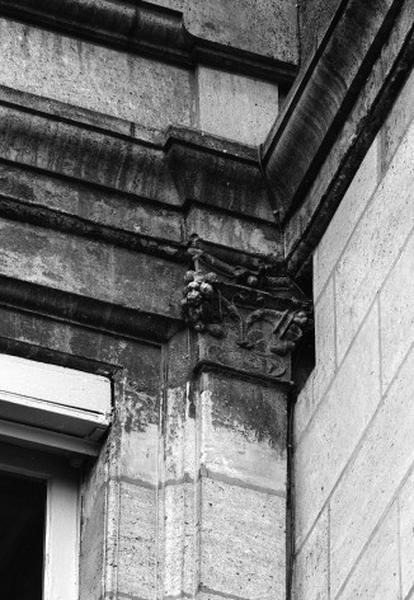 Pavillon nord-ouest, façade est. Baie du premier étage, détail : chapiteau orné de cornes d'abondance.