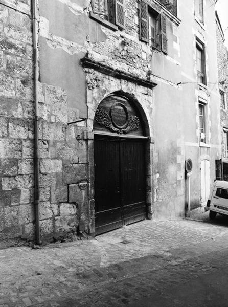 Façade du passage couvert et portail, état en 1983.