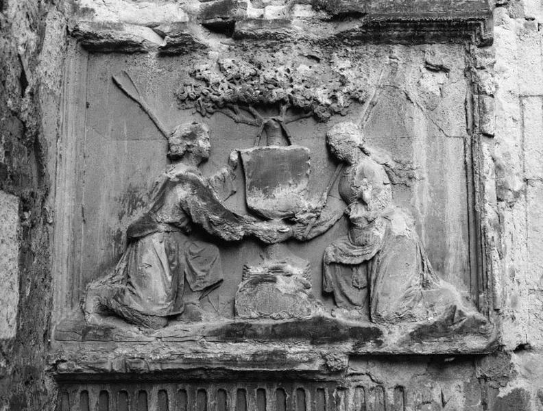 Bâtiment est, façade sur cour. Détail : bas-relief de la porte d'entrée (état en 1983).