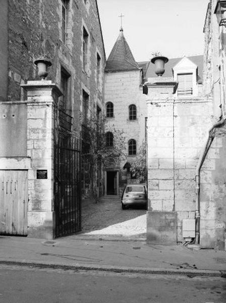 Façades sur cour et portail.