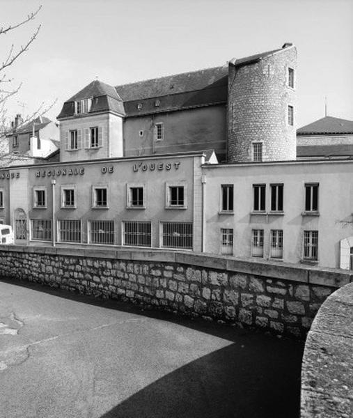 Enceinte du milieu du XIVè siècle, front ouest. Tour dite de Guise et vestiges du mur d'enceinte (rue Gallois), état en 1983. Hôtel dit de Guise : façade ouest, pavillon nord-ouest et tour dite de Guise.