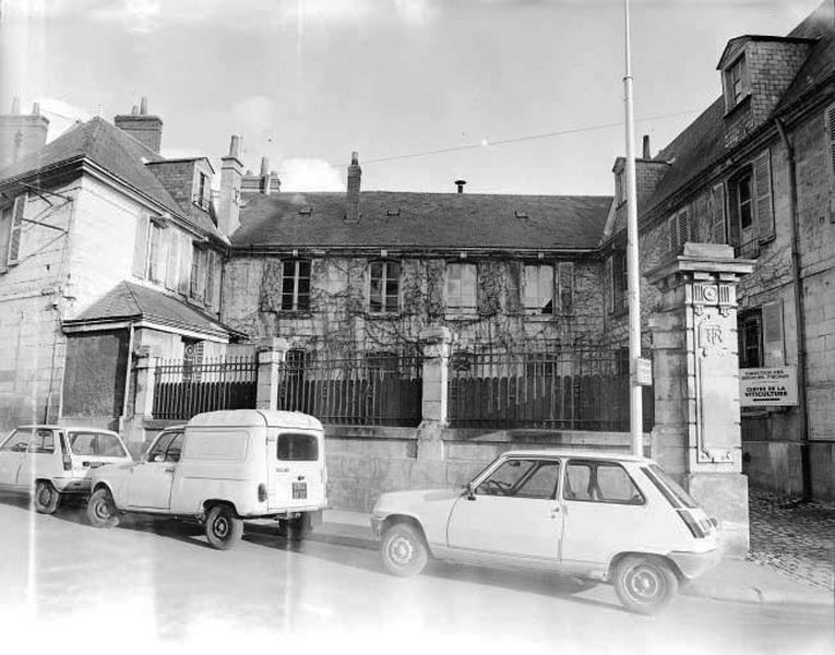 Cour antérieure.