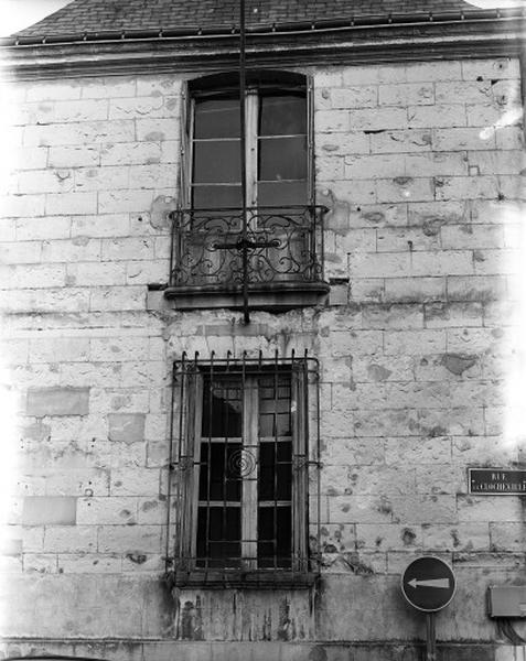 Corps de logis sud, aile en retour d'equerre, détail : grille de balcon XVIIIe et XXe siècle.