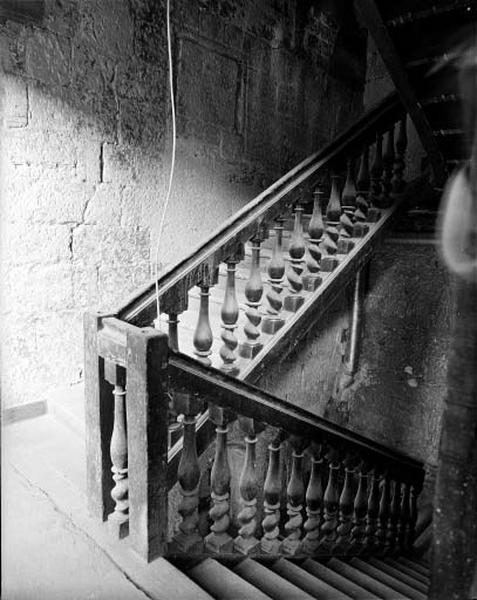 Aile est, escalier intérieur en bois, premier étage.