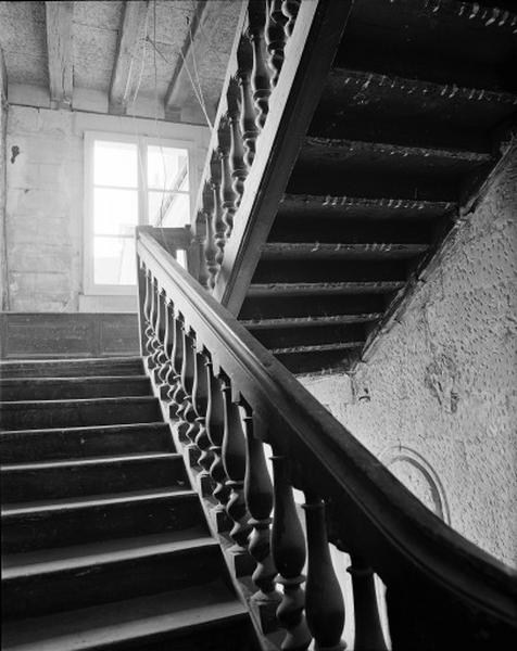 Aile est, escalier intérieur en bois.