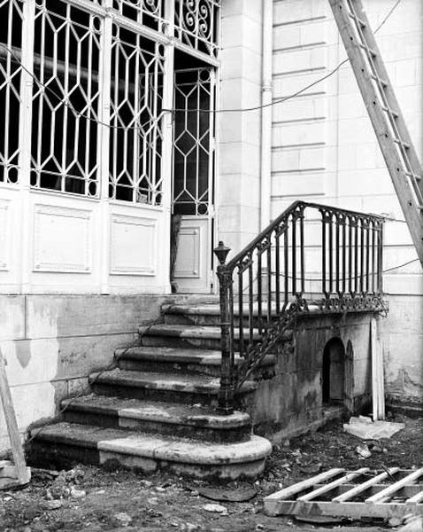 Aile ouest, escalier extérieur.