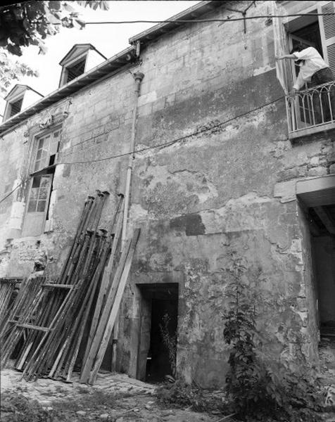 Corps de logis est, façade nord sur le cloître.