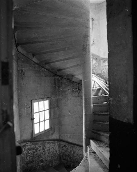 Escalier, vue prise du premier étage.