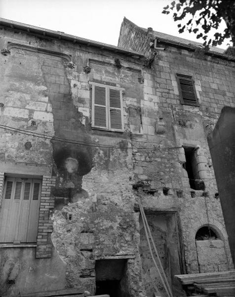 Corps de logis central de la galerie, façade nord : mur de petits moellons enduits surhaussé d'un mur en moyen appareil accolé au logis ouest.