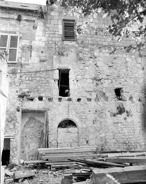 Corps de logis ouest, façade nord, détail : vestige d'un bâtiment roman.