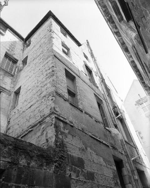 Façade sud sur la rue du Poirier : noter les cordons régnants qui soulignent les niveaux et les allèges des fenêtres.