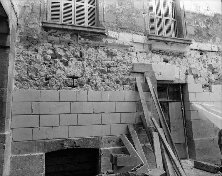 Façade sur cour, vue prise du sud-est.