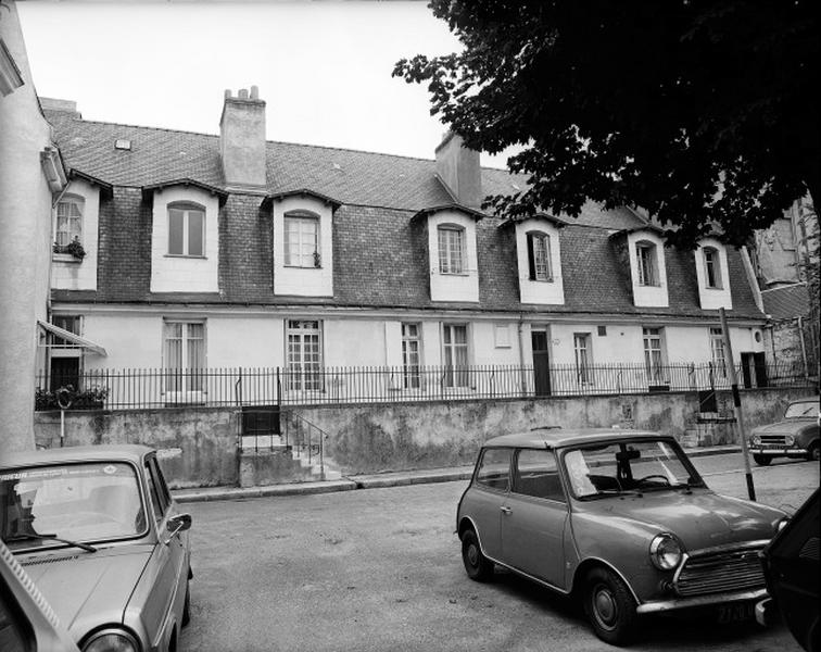 Façade antérieure sur rue.