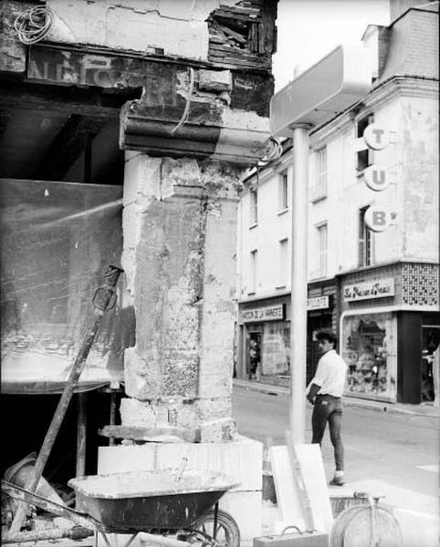 Façade principale : sablière du rez-de-chaussée.