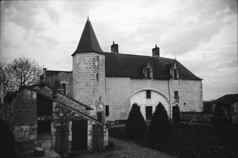 Vue d'ensemble de la façade avant dérestauration.