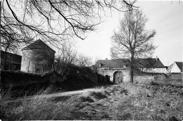 Vue du portail et du pigeonnier depuis la voie communale du Bois Légat.