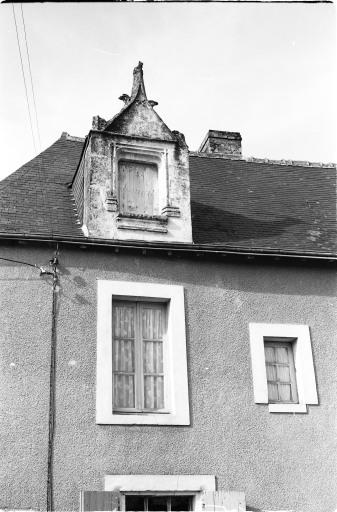 Partie gauche de la façade Est du corps de logis : lucarne.