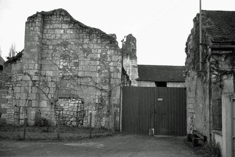 Vestiges du mur ouest du bas-côté sud de l'église priorale en 1969.