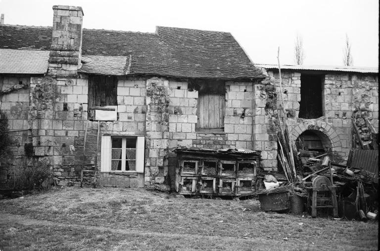 Vestiges du bas-côté sud de l'église priorale transformée en logis, au nord : détail.