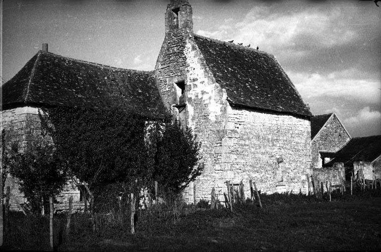 Vue d'ensemble de la ferme avec la chapelle à l'arrière plan.