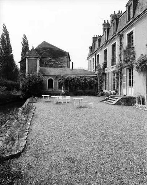 Façade sud du corps de logis et chapelle, prise de l'Est.