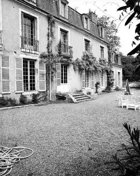 Façade sud du corps de logis, prise de l'ouest.