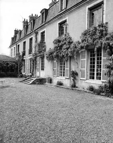 Façade sud du corps de logis, prise de l'Est.