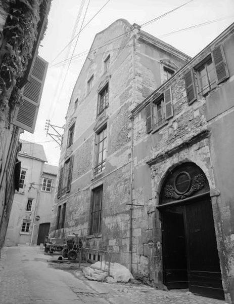 Pignon sud, passage couvert et portail.