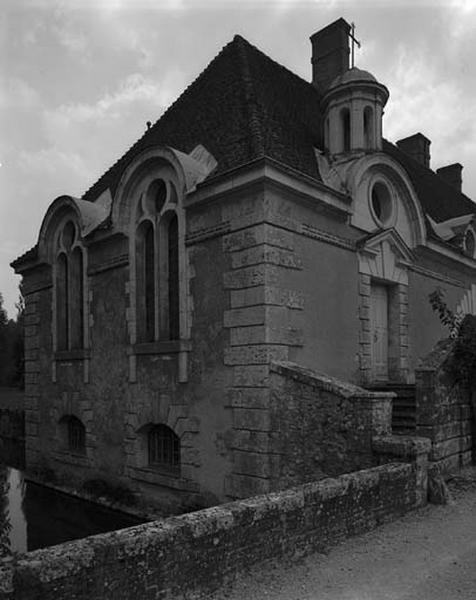 Bâtiment Est des communs, détail chapelle : vue de volume prise du nord-ouest.