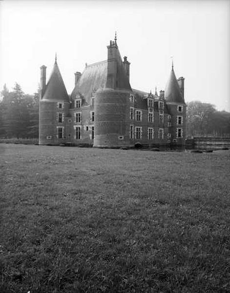 Vue de volume du logis, prise du nord-ouest.