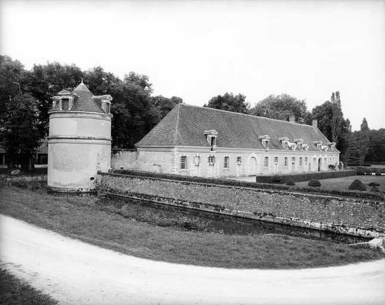 Bâtiment ouest des communs et pigeonnier, vue de volume prise du sud.