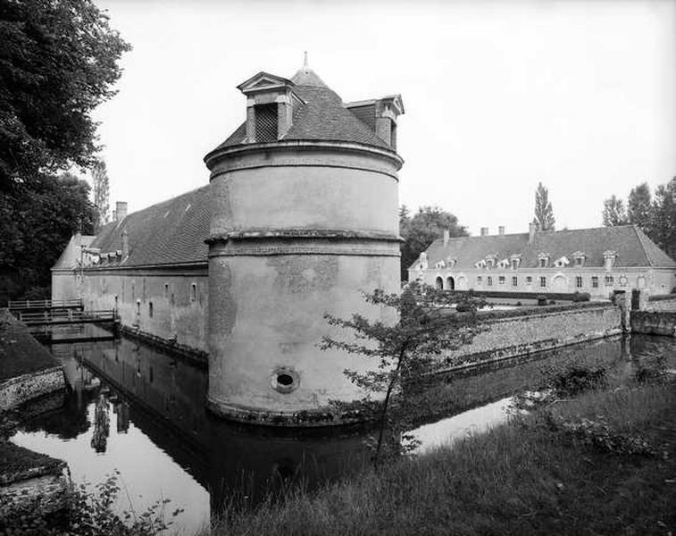 Bâtiment ouest des communs et pigeonnier, vue de volume prise du sud-ouest.