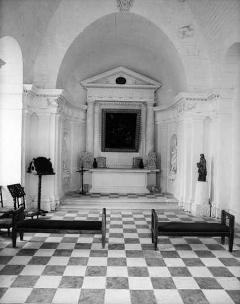 Bâtiment Est des communs, détail chapelle : vue axiale vers le choeur.