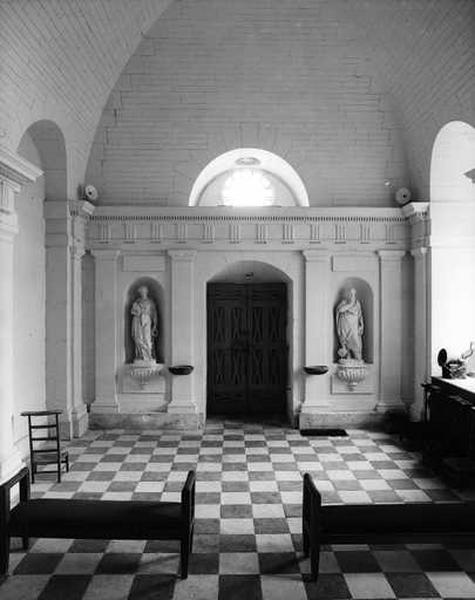 Bâtiment Est des communs, détail chapelle, vue axiale vers l'entrée.