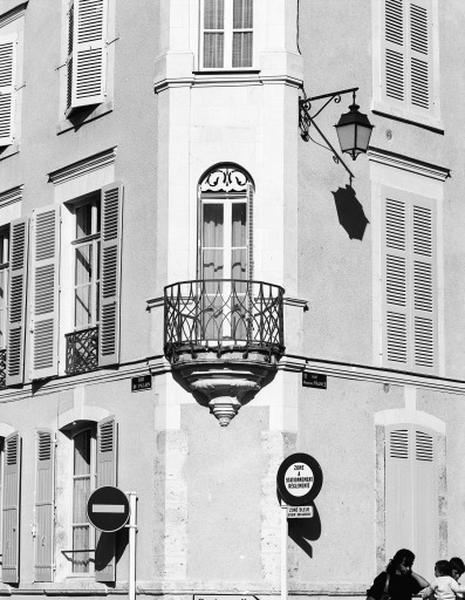 Angle des façades nord et es, détail : balcon du premier étage.