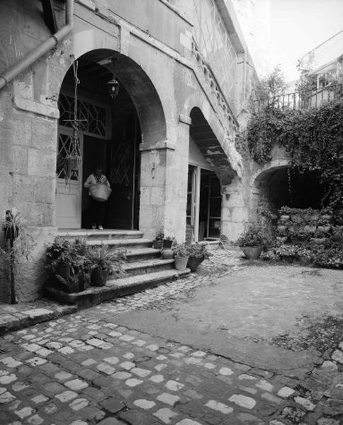Façade est sur cour, rez-de-chaussée. Détails : arcade ouvrant sur le vestibule et façade de l'escalier.